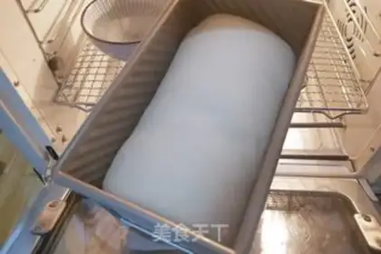 Make Double-coloured tea and bean toast step 16