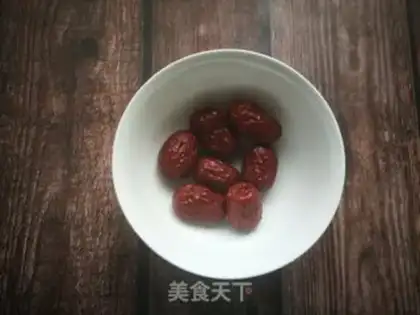 Make The silver ear soup of the red date mountain step 1