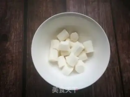 Make The silver ear soup of the red date mountain step 2