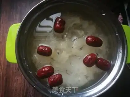 Make The silver ear soup of the red date mountain step 4