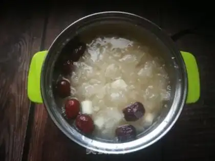 Make The silver ear soup of the red date mountain step 5