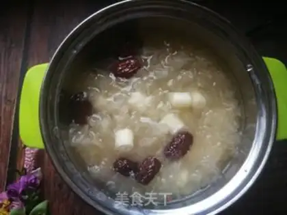 Make The silver ear soup of the red date mountain step 6