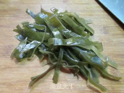 Make Shrimp-flavored fishball seaweed soup step 1