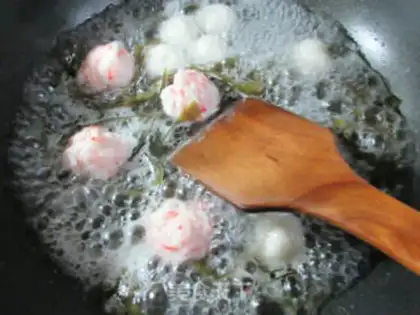 Make Shrimp-flavored fishball seaweed soup step 3