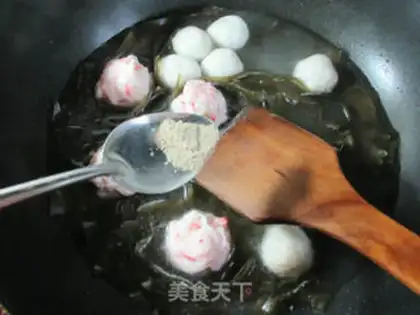 Make Shrimp-flavored fishball seaweed soup step 4