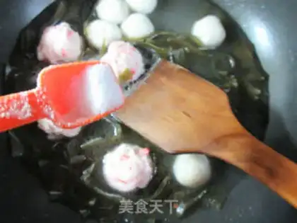 Make Shrimp-flavored fishball seaweed soup step 5