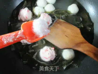 Make Shrimp-flavored fishball seaweed soup step 6