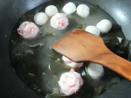 Make Shrimp-flavored fishball seaweed soup step 7