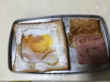 Make Fried egg ham toast step 2