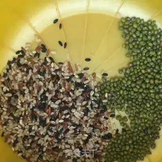 Make Three-coloured green bean porridge step 1