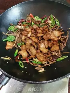 Make A dry pot of tea, mushrooms, bouquets step 6
