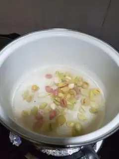 Make Red-cooked chicken gravy step 1