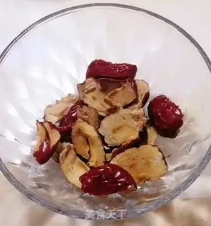 Make A silver spoon with red dates step 0