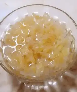 Make A silver spoon with red dates step 1