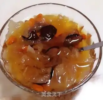 Make A silver spoon with red dates step 4