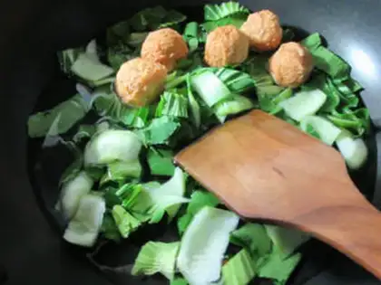 Make Goldfish omelet soup step 1
