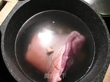 Make Six-heavy pig elbows step 0