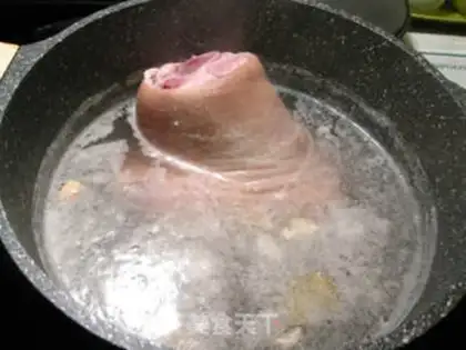 Make Six-heavy pig elbows step 1