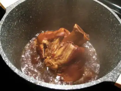 Make Six-heavy pig elbows step 8