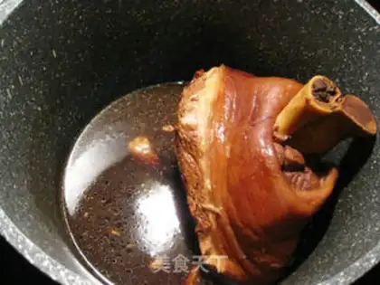 Make Six-heavy pig elbows step 9