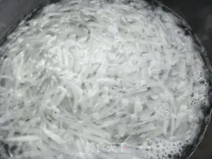 Make A white radish egg pie step 3