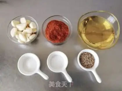 Make Spicy sauce with a pair of cold noodles step 0