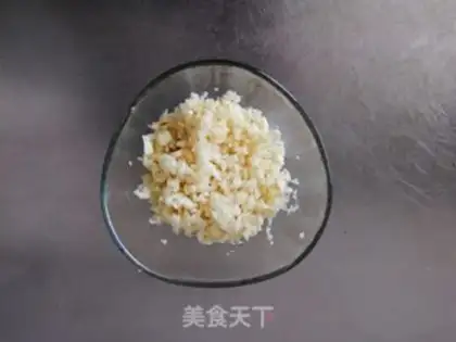 Make Spicy sauce with a pair of cold noodles step 1
