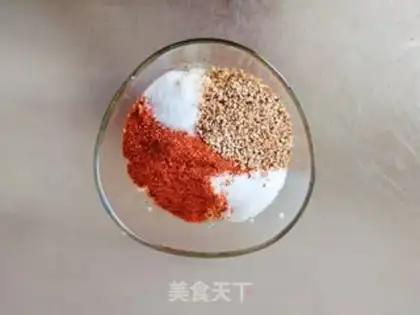 Make Spicy sauce with a pair of cold noodles step 2