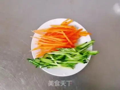 Make Spicy sauce with a pair of cold noodles step 5