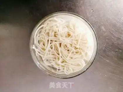 Make Spicy sauce with a pair of cold noodles step 9