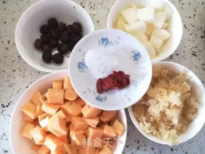 Make Cinnamon Silver Ears and Pear soup step 0