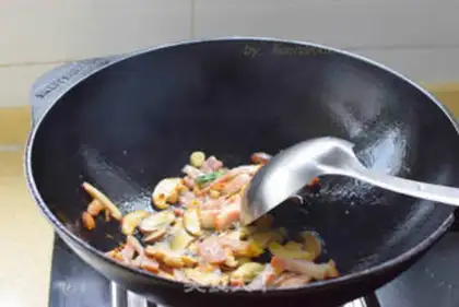 Make Bacon mushroom fried potato powder step 2