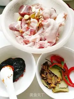 Make Soy pig hoofs step 1