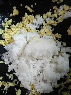 Make Onion egg fried rice step 4