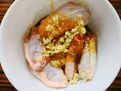 Make Garlic chicken wings step 1