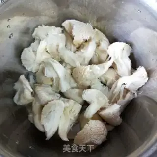 Make Monkey-head mushrooms and chicken grubs step 1