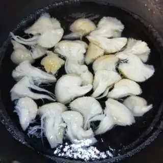 Make Monkey-head mushrooms and chicken grubs step 2