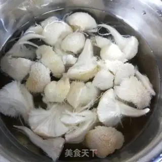 Make Monkey-head mushrooms and chicken grubs step 3