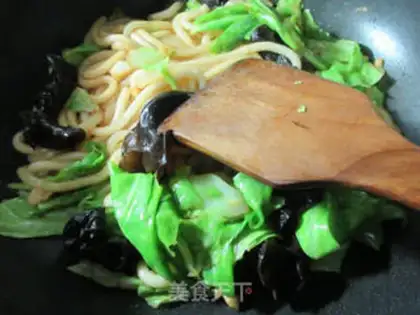 Make Blackwood cabbage with potatoes step 7