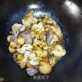 Make Monkey-head mushrooms and chicken grubs step 6