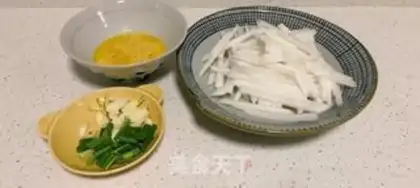 Make Roach and fried eggs step 0
