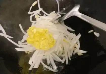 Make Roach and fried eggs step 4