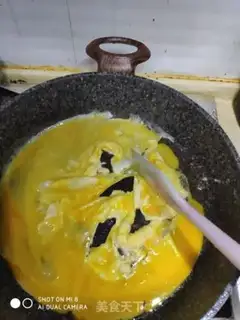 Make Onion fried eggs step 3