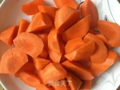 Make Carrot stewed chicken wings step 2