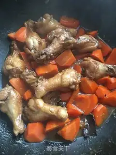 Make Carrot stewed chicken wings step 11