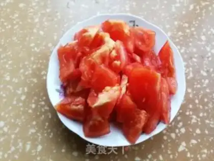 Make Tomato duck egg-skin soup step 1