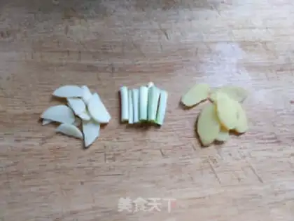 Make cucumber fried eggs step 1