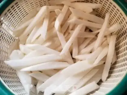 Make Duck-legged fish boiled radish step 0