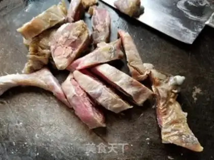 Make Duck-legged fish boiled radish step 1