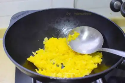 Make Gold egg fried rice step 2